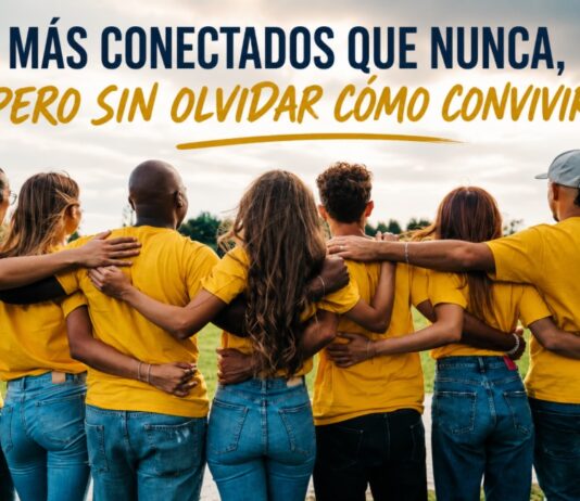 Cinco hábitos que los jóvenes no deberían perder en la era digital Grupo diverso de jóvenes abrazados durante una actividad al aire libre, símbolo de integración social, amistad y trabajo comunitario.