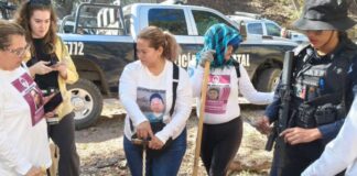 La búsqueda de desaparecidos no puede medirse sólo por los resultados Madres buscadoras realizan labores de búsqueda en campo acompañadas por elementos de seguridad y vehículos oficiales durante un operativo de localización de personas desaparecidas.