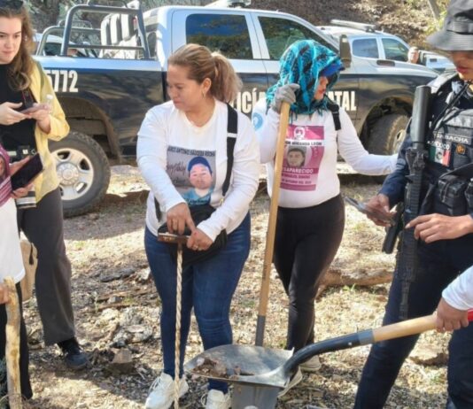 La búsqueda de desaparecidos no puede medirse sólo por los resultados Madres buscadoras realizan labores de búsqueda en campo acompañadas por elementos de seguridad y vehículos oficiales durante un operativo de localización de personas desaparecidas.