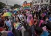 Marcha del Orgullo LGBT+ en Querétaro reúne a miles de personas y cumple una década de visibilidad Multitud de participantes en una marcha del orgullo LGBT+ avanzando por una avenida urbana entre banderas multicolores, pancartas y vehículos alegóricos durante una jornada de visibilidad y reivindicación social.