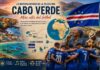 La historia detrás de la selección: Cabo Verde Ilustración de Cabo Verde con mapa de ubicación en el Atlántico frente a África occidental, paisajes costeros, bandera nacional, músicos tradicionales y jugadores de la selección nacional reunidos antes de un partido.