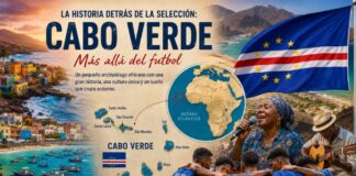 La historia detrás de la selección: Cabo Verde Ilustración de Cabo Verde con mapa de ubicación en el Atlántico frente a África occidental, paisajes costeros, bandera nacional, músicos tradicionales y jugadores de la selección nacional reunidos antes de un partido.