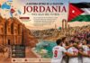 La historia detrás de la selección: Jordania Composición visual de Jordania con la ciudad de Petra, el Mar Muerto, ruinas antiguas, la bandera jordana, un mapa de ubicación en Oriente Medio y jugadores de la selección nacional celebrando.