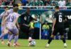 México avanza, pero aún tiene cuentas pendientes Julián Quiñones conduce el balón rodeado por varios jugadores de Corea del Sur durante el partido que México ganó 1-0 en Guadalajara.
