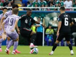 México avanza, pero aún tiene cuentas pendientes Julián Quiñones conduce el balón rodeado por varios jugadores de Corea del Sur durante el partido que México ganó 1-0 en Guadalajara.