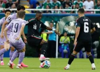 México avanza, pero aún tiene cuentas pendientes Julián Quiñones conduce el balón rodeado por varios jugadores de Corea del Sur durante el partido que México ganó 1-0 en Guadalajara.