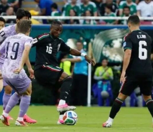 México avanza, pero aún tiene cuentas pendientes Julián Quiñones conduce el balón rodeado por varios jugadores de Corea del Sur durante el partido que México ganó 1-0 en Guadalajara.