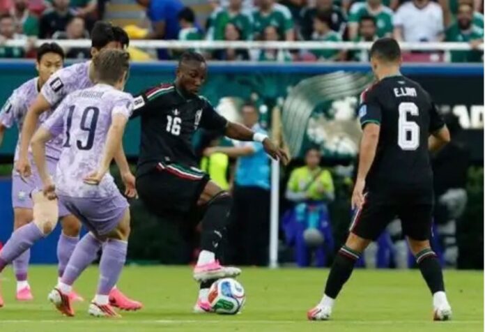 México Corea del Sur Julián Quiñones conduce el balón rodeado por varios jugadores de Corea del Sur durante el partido que México ganó 1-0 en Guadalajara.