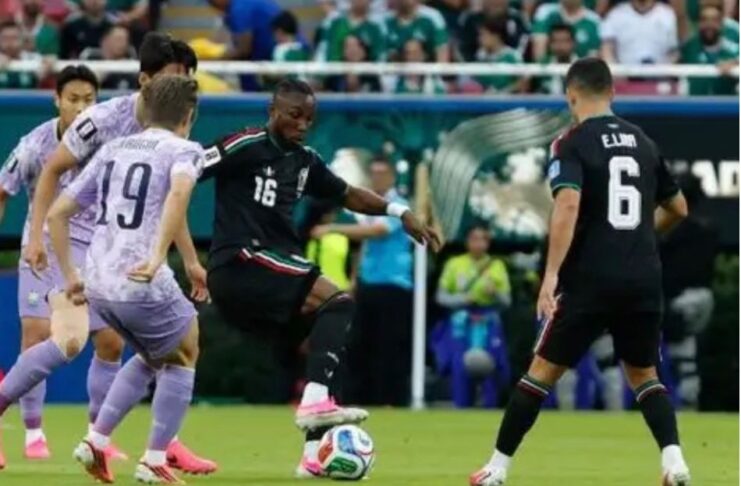 México avanza, pero aún tiene cuentas pendientes Julián Quiñones conduce el balón rodeado por varios jugadores de Corea del Sur durante el partido que México ganó 1-0 en Guadalajara.