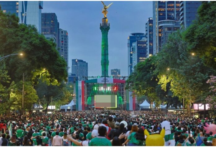Aficionados de la Selección Mexicana reunidos en el Ángel de la Independencia durante la transmisión pública del Mundial 2026.