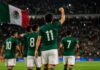 México ganó, pero la pregunta sigue siendo si convenció Futbolistas con camiseta verde y short blanco celebran en un estadio lleno mientras una bandera mexicana ondea al fondo.