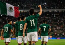 México ganó, pero la pregunta sigue siendo si convenció Futbolistas con camiseta verde y short blanco celebran en un estadio lleno mientras una bandera mexicana ondea al fondo.