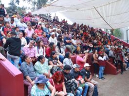 Morena impulsa asambleas informativas en todo el país para fortalecer la defensa de la Transformación Asistentes reunidos en una asamblea informativa de Morena en un espacio público, escuchando mensajes relacionados con la organización política y la defensa de la Transformación.