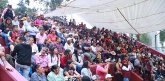 Morena impulsa asambleas informativas en todo el país para fortalecer la defensa de la Transformación Asistentes reunidos en una asamblea informativa de Morena en un espacio público, escuchando mensajes relacionados con la organización política y la defensa de la Transformación.