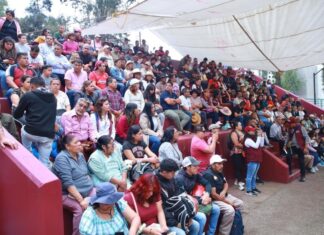 Morena impulsa asambleas informativas en todo el país para fortalecer la defensa de la Transformación Asistentes reunidos en una asamblea informativa de Morena en un espacio público, escuchando mensajes relacionados con la organización política y la defensa de la Transformación.