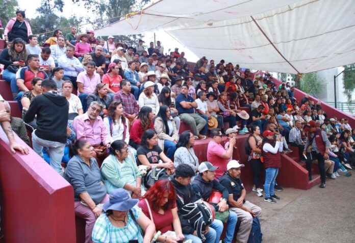 Morena Asambleas Asistentes reunidos en una asamblea informativa de Morena en un espacio público, escuchando mensajes relacionados con la organización política y la defensa de la Transformación.