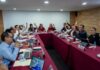 Morena y sus aliados alistan proceso para definir coordinaciones estatales rumbo a las elecciones de 2027 Sesión de trabajo de la Comisión Nacional de Elecciones de Morena con integrantes reunidos alrededor de una mesa durante una votación interna relacionada con el proceso rumbo a las elecciones de 2027.