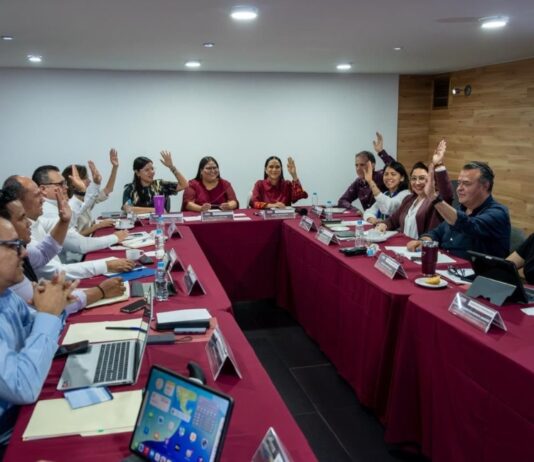 Morena y sus aliados alistan proceso para definir coordinaciones estatales rumbo a las elecciones de 2027 Sesión de trabajo de la Comisión Nacional de Elecciones de Morena con integrantes reunidos alrededor de una mesa durante una votación interna relacionada con el proceso rumbo a las elecciones de 2027.