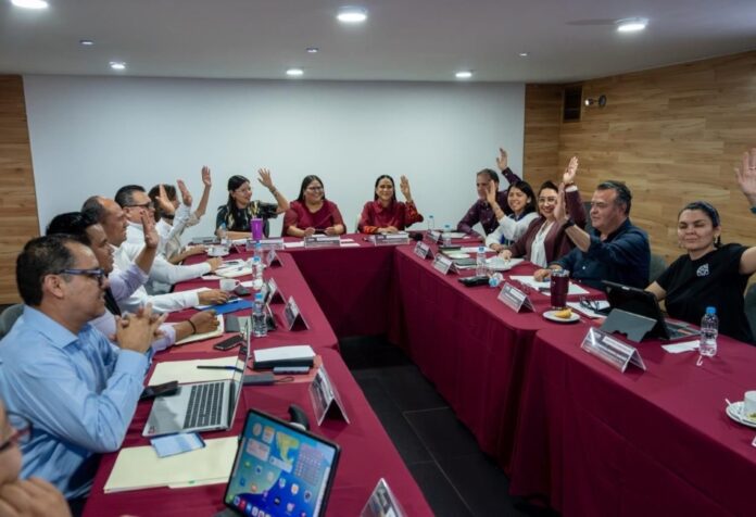 Sesión de trabajo de la Comisión Nacional de Elecciones de Morena con integrantes reunidos alrededor de una mesa durante una votación interna relacionada con el proceso rumbo a las elecciones de 2027.