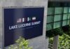 Estados Unidos suspende sanciones al petróleo iraní y abre una nueva etapa de negociación Letrero oficial de la Cumbre del Lago Lucerna 2026 en Suiza, con las banderas de Estados Unidos, Qatar, Pakistán e Irán, colocado en el exterior de un edificio sede de las negociaciones diplomáticas.