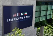 Estados Unidos suspende sanciones al petróleo iraní y abre una nueva etapa de negociación Letrero oficial de la Cumbre del Lago Lucerna 2026 en Suiza, con las banderas de Estados Unidos, Qatar, Pakistán e Irán, colocado en el exterior de un edificio sede de las negociaciones diplomáticas.