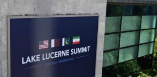 Estados Unidos suspende sanciones al petróleo iraní y abre una nueva etapa de negociación Letrero oficial de la Cumbre del Lago Lucerna 2026 en Suiza, con las banderas de Estados Unidos, Qatar, Pakistán e Irán, colocado en el exterior de un edificio sede de las negociaciones diplomáticas.