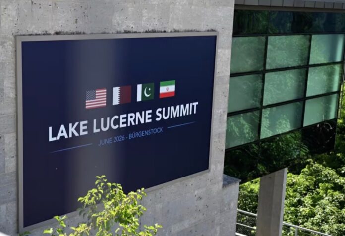Negociaciones EEUU irán en Suiza Letrero oficial de la Cumbre del Lago Lucerna 2026 en Suiza, con las banderas de Estados Unidos, Qatar, Pakistán e Irán, colocado en el exterior de un edificio sede de las negociaciones diplomáticas.