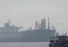 Ormuz: declaraciones encontradas en medio de una negociación que sigue viva Buque petrolero de gran tamaño navegando en aguas con neblina cerca de una terminal marítima. La imagen ilustra la importancia estratégica del transporte de hidrocarburos en el Estrecho de Ormuz durante las negociaciones entre Estados Unidos e Irán.
