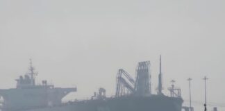 Ormuz: declaraciones encontradas en medio de una negociación que sigue viva Buque petrolero de gran tamaño navegando en aguas con neblina cerca de una terminal marítima. La imagen ilustra la importancia estratégica del transporte de hidrocarburos en el Estrecho de Ormuz durante las negociaciones entre Estados Unidos e Irán.