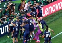 Paraguay elimina a Alemania: garra, carácter y templanza en una noche histórica Jugadores de la selección de Paraguay celebran junto a la banca y frente a los fotógrafos después de eliminar a Alemania en la tanda de penales del Mundial 2026.