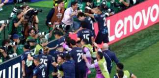 Paraguay elimina a Alemania: garra, carácter y templanza en una noche histórica Jugadores de la selección de Paraguay celebran junto a la banca y frente a los fotógrafos después de eliminar a Alemania en la tanda de penales del Mundial 2026.