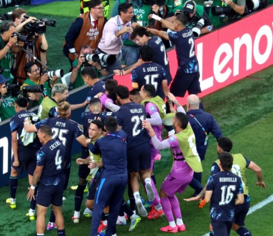 Paraguay elimina a Alemania: garra, carácter y templanza en una noche histórica Jugadores de la selección de Paraguay celebran junto a la banca y frente a los fotógrafos después de eliminar a Alemania en la tanda de penales del Mundial 2026.