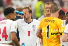 Las pausas de hidratación: una medida polémica que abre el debate sobre el futuro del futbol Jugadores de futbol profesional aprovechan una pausa de hidratación durante un partido del Mundial 2026 mientras los entrenadores ofrecen indicaciones desde la banda.