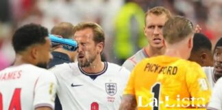 Las pausas de hidratación: una medida polémica que abre el debate sobre el futuro del futbol Jugadores de futbol profesional aprovechan una pausa de hidratación durante un partido del Mundial 2026 mientras los entrenadores ofrecen indicaciones desde la banda.