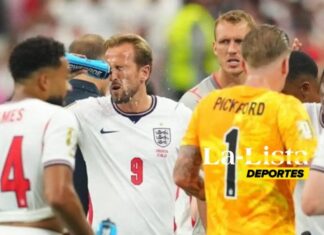 Las pausas de hidratación: una medida polémica que abre el debate sobre el futuro del futbol Jugadores de futbol profesional aprovechan una pausa de hidratación durante un partido del Mundial 2026 mientras los entrenadores ofrecen indicaciones desde la banda.