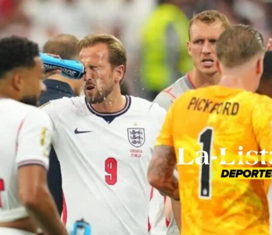 Las pausas de hidratación: una medida polémica que abre el debate sobre el futuro del futbol Jugadores de futbol profesional aprovechan una pausa de hidratación durante un partido del Mundial 2026 mientras los entrenadores ofrecen indicaciones desde la banda.