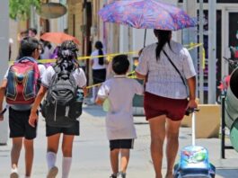 Detectar a tiempo el cáncer de piel puede salvar vidas: hasta 95% de los casos pueden curarse Madre y tres niños caminan bajo el sol en una calle urbana; uno de los adultos utiliza sombrilla para protegerse de la radiación solar durante una jornada de altas temperaturas.