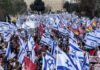También en Israel crece la protesta contra Netanyahu mientras continúan las operaciones militares en Gaza Multitud de manifestantes con banderas de Israel durante una protesta masiva en una avenida de una ciudad israelí.