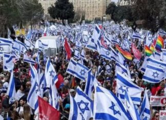 También en Israel crece la protesta contra Netanyahu mientras continúan las operaciones militares en Gaza Multitud de manifestantes con banderas de Israel durante una protesta masiva en una avenida de una ciudad israelí.