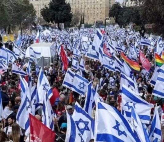 También en Israel crece la protesta contra Netanyahu mientras continúan las operaciones militares en Gaza Multitud de manifestantes con banderas de Israel durante una protesta masiva en una avenida de una ciudad israelí.