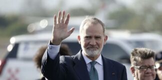 Sheinbaum y Felipe VI se reunirán en Palacio Nacional la próxima semana Felipe VI, rey de España, saluda durante una visita oficial. El monarca se reunirá con la presidenta Claudia Sheinbaum en Palacio Nacional el próximo 25 de junio.