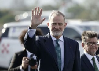 Sheinbaum y Felipe VI se reunirán en Palacio Nacional la próxima semana Felipe VI, rey de España, saluda durante una visita oficial. El monarca se reunirá con la presidenta Claudia Sheinbaum en Palacio Nacional el próximo 25 de junio.