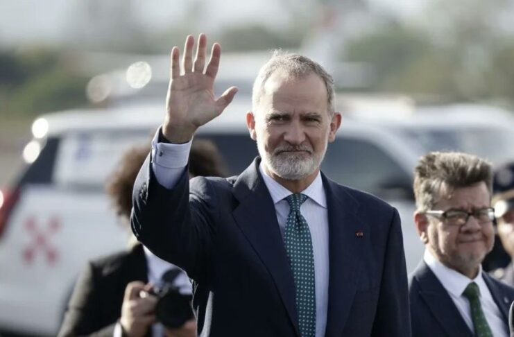 Sheinbaum y Felipe VI se reunirán en Palacio Nacional la próxima semana Felipe VI, rey de España, saluda durante una visita oficial. El monarca se reunirá con la presidenta Claudia Sheinbaum en Palacio Nacional el próximo 25 de junio.