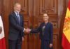 Sheinbaum recibe a Felipe VI, rey de los españoles, en Palacio Nacional y abre una nueva etapa en la relación con España Claudia Sheinbaum y el rey Felipe VI estrechan la mano durante su encuentro oficial en Palacio Nacional.