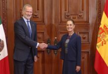 Sheinbaum recibe a Felipe VI, rey de los españoles, en Palacio Nacional y abre una nueva etapa en la relación con España Claudia Sheinbaum y el rey Felipe VI estrechan la mano durante su encuentro oficial en Palacio Nacional.