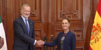 Sheinbaum recibe a Felipe VI, rey de los españoles, en Palacio Nacional y abre una nueva etapa en la relación con España Claudia Sheinbaum y el rey Felipe VI estrechan la mano durante su encuentro oficial en Palacio Nacional.