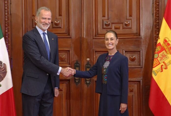 Claudia Sheinbaum y el rey Felipe VI estrechan la mano durante su encuentro oficial en Palacio Nacional.