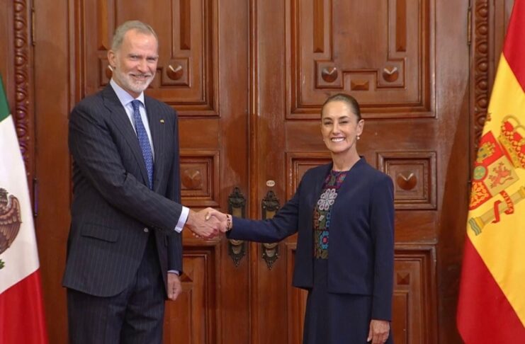 Sheinbaum recibe a Felipe VI, rey de los españoles, en Palacio Nacional y abre una nueva etapa en la relación con España Claudia Sheinbaum y el rey Felipe VI estrechan la mano durante su encuentro oficial en Palacio Nacional.