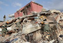 Venezuela enfrenta el terremoto con un país ya golpeado por años de bloqueo Soldados del Ejército Mexicano realizan labores de búsqueda y rescate entre los escombros de un edificio colapsado en La Guaira, Venezuela, tras el doble terremoto que afectó al país.