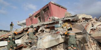 Venezuela enfrenta el terremoto con un país ya golpeado por años de bloqueo Soldados del Ejército Mexicano realizan labores de búsqueda y rescate entre los escombros de un edificio colapsado en La Guaira, Venezuela, tras el doble terremoto que afectó al país.